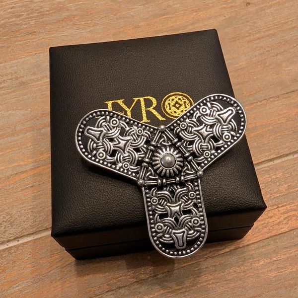 Hovedbilde Viking trefoil brosje med ravnemotiv – Sølvbelagt bronse