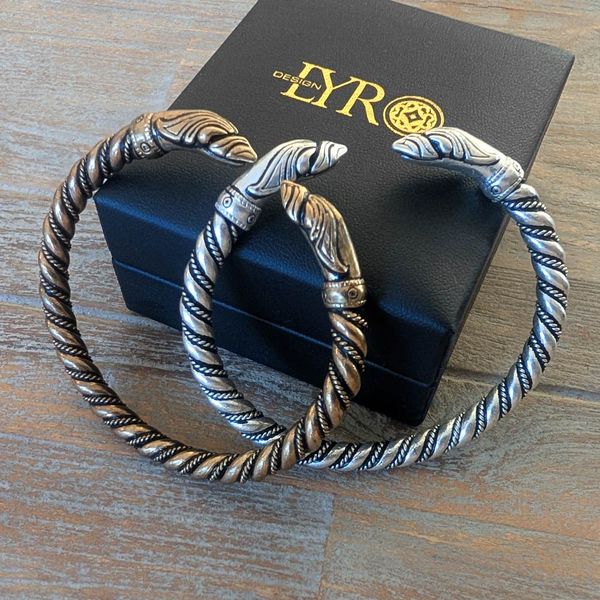 Hovedbilde Vikingarmring Ravnehoder - Sølvbelagt