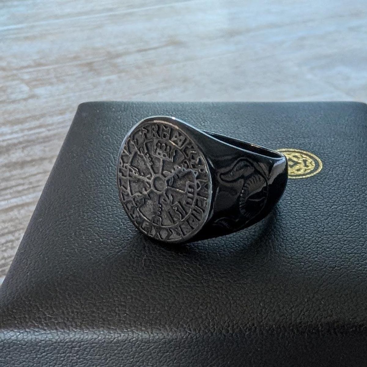 Vegvisir med runesirkel - Sort - Stålring