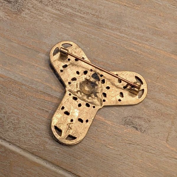 Hovedbilde Viking trefoil brosje med ravnemotiv – bronse